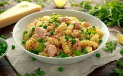 Паста с лососем, чесноком и сыром