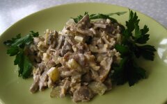 Салат из свиной печени с маринованными грибами