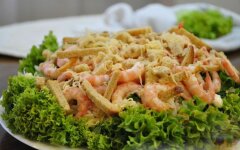 Салат «Цезарь» с креветками, крабовыми палочками и огурцом