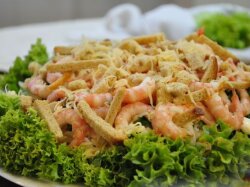 Салат «Цезарь» с креветками, крабовыми палочками и огурцом
