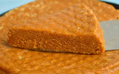 Торт из печенья с вареной сгущенкой и орехами без выпечки