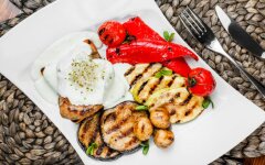 Овощные медальоны со сметаной и укропом