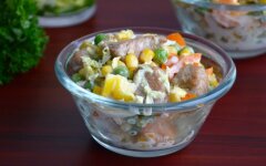 Салат из индейки, пекинской капусты и кукурузы