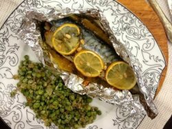 Пряная скумбрия с лимоном и орешками