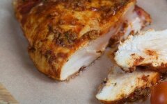 Буженина из куриной грудки в томатном соусе