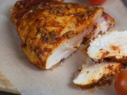 Буженина из куриной грудки в томатном соусе