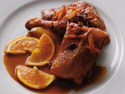 Утка с апельсинами и луком в мультиварке