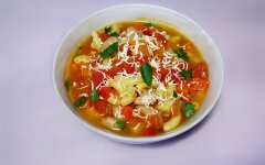 Суп с макаронами, консервированной фасолью и помидорами