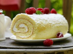 Бисквитный рулет с ягодно-сметанной начинкой
