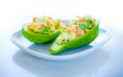 Острый салат с авокадо, крабовыми палочками и кукурузой