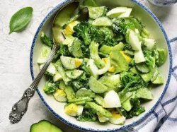 Свежий зеленый салат с авокадо и огурцами