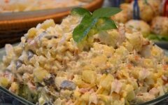 Салат с копченой курицей, сыром и кукурузой