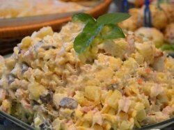 Салат с копченой курицей, сыром и кукурузой