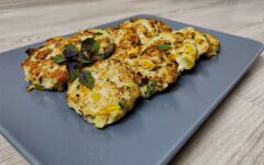 Куриные котлеты с овощами на сковороде