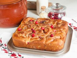 Пирог на кефире с яблоками и повидлом