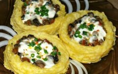 Картофельные гнезда с шампиньонами в сметанном соусе