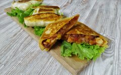 Тортилья с курицей, овощами и сыром