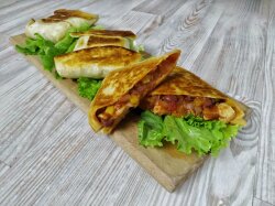 Тортилья с курицей, овощами и сыром