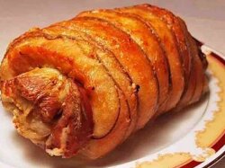 Пряный рулет из свинины с чесноком
