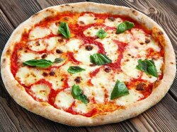 Домашняя пицца Маргарита с моцареллой и пармезаном