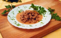 Поджарка из говядины с томатным соусом в мультиварке