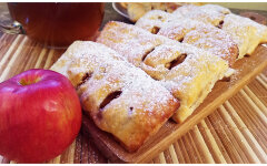 Слойки с яблоками и корицей