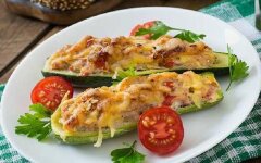 Фаршированные цукини с сыром и беконом