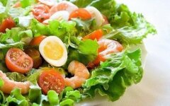 Теплый салат с креветками, помидорами черри и маслинами, рецепт с фото