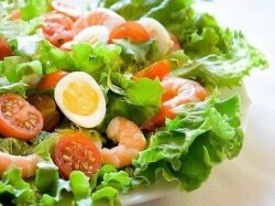 Салат с креветками и перепелиным яйцом