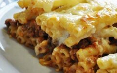 Запеканка из макарон и фарша с соусом бешамель