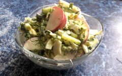 Весенний салат с редиской, яйцом и черемшой