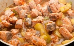 Лосось с ананасами под соусом