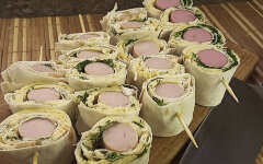 Сосиски в лаваше на шпажках с сыром и соусом