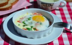 Яичница с помидорами и горошком в духовке