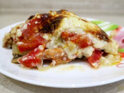 Свинина с грибами, помидорами, луком и сыром в духовке