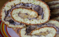 Закусочный кабачковый рулет с грибами и сыром