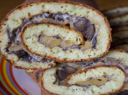 Закусочный кабачковый рулет с грибами и сыром