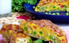 Картофельная тортилья с помидорами и горошком