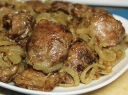 Куриная печень, обжаренная в муке с луком