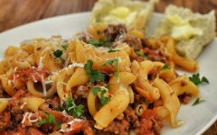 Макароны по-флотски с куриным фаршем и любимыми грибами в мультиварке