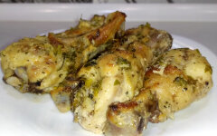 Ароматная курица по-гречески в йогурте в духовке