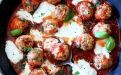 Фрикадельки из индейки в остром томатном соусе