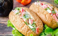 Хот-дог с крабовыми палочками и киви