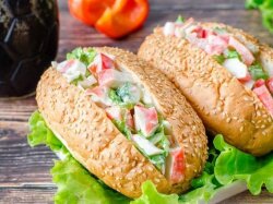 Хот-дог с крабовыми палочками и киви