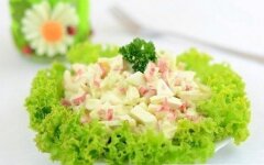 Салат с авокадо, кальмарами и крабовыми палочками