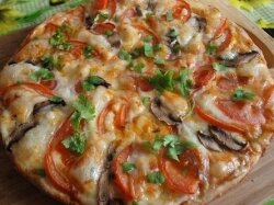 Пицца с сыром моцарелла и вкусным соусом