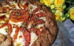 Галета с помидорами и сыром моцарелла