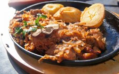 Картофель с капустой и томатной пастой в мультиварке