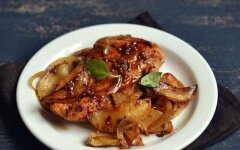 Куриные грудки с яблоками в микроволновке