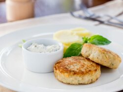 Диетические котлеты из свежемороженой горбуши